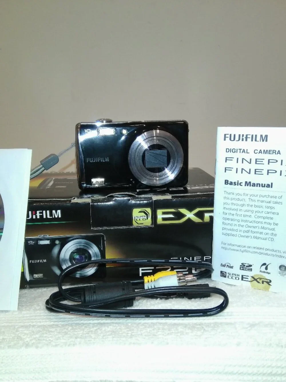 Fujifilm Digital Camera FinePix F72 EXR 10.0MP Black TESTED WORKING!